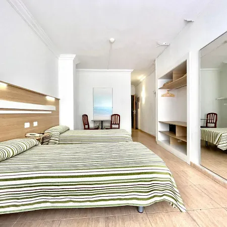 Triple Interior Studio. Wifi, 1 Minute Walk From Las Canteras Beach Λας Πάλμας ντε Γκραν Κανάρια